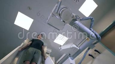 扫描病人时医疗监控机器的底部视图